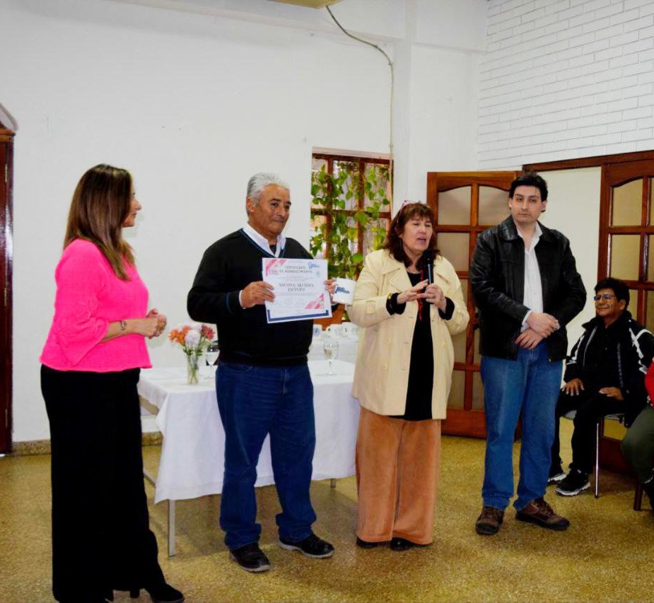 Formación y compromiso: estudiantes recibieron sus certificados en el III Encuentro Cultural “Día del Periodista”.