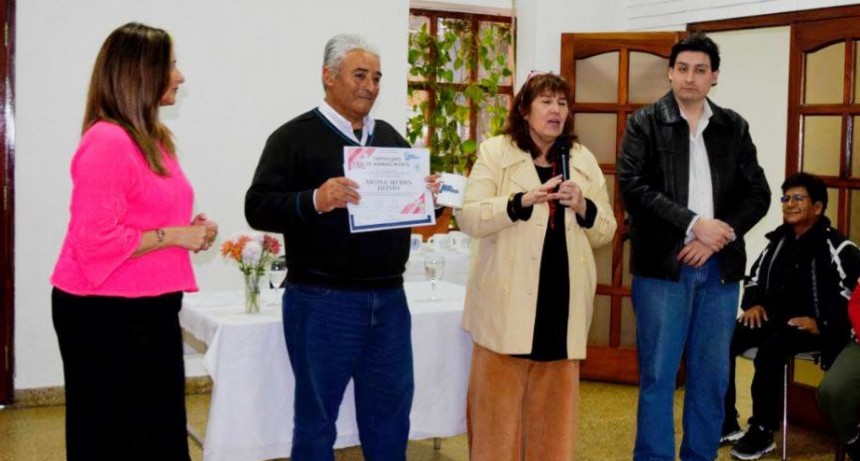 Formación y compromiso: estudiantes recibieron sus certificados en el III Encuentro Cultural “Día del Periodista”.